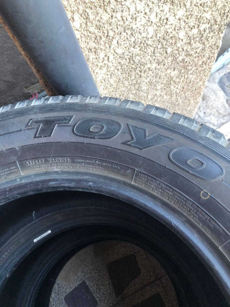 السلام عليكم
٣ تايرات من نوع تويو اصلي منشأ ماليزي حجم ٢٦٥/٦٠/١٨  كلش نظيفات وجديدات جانت مشدودات تخم كامل  على سيارتي بس واحد من التايرات صار بي ظرر كلش قوي...
ف اشتريت تخم جديد وبقت عندي ٣ يعني زوج وتك..
اخوان التايرات انتاج ماليزي اصلي سنة ٢١ بس الله شاهد مرنات كلش وكلش نظيفات...
السعر المطلوب ١٥٠ الف وبيها مجال بسيط...
حجم ٢٦٥/٦٠/١٨...
العنوان بغداد جانب الكرخ منطقه العامريه
***********
