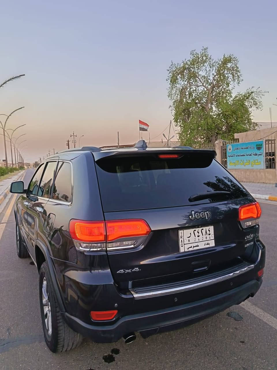 سلام عليكم لبيع 
جيب كراند شيروكي ٢٠١٤ المرغوب
فئة لمتد فول عده الفتحه
حادث مثل ما موضح بصور سرقه تلث قطع  
بدون ارباك بمريكه وبل عراق كفاله 
داكل لونين 
كشنات جلد كهرباء تدفئه تبريد خزن ميموري 
شاشه جبيره +شفتات ستيرن 
جنطه كهرباء+دمام خلفي 
مري قلاب +دبل كزوز 
لايت زنون +اشاير بلمري 
ماوس فور ويل 
ماشيه 150 ميل 
مكينه  3600 ما مفتوحه   كير طياره 
السياره خير من لله كلش حلوه لون مميز رقم بغداد 
بعد بيه هواي مواصفات 
ادامه هستوني مسويله مال بانزين 
السعر 180 وبيه مجال ما عجبتك كل الهلا بيك 
مكاني كربلاء 
***********
