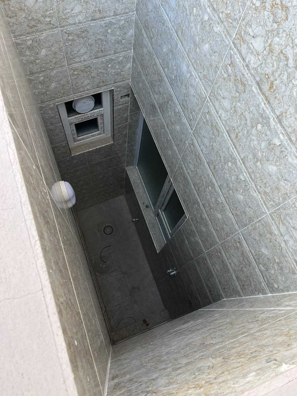 دار للبيع مساحة 93 متر طابقين بناء حديث بعدة ممسكون زيرو 3 غرف نوم  الموقع بداية منطقة شفتة طابو زراعي 25 للاستفسار ***********
