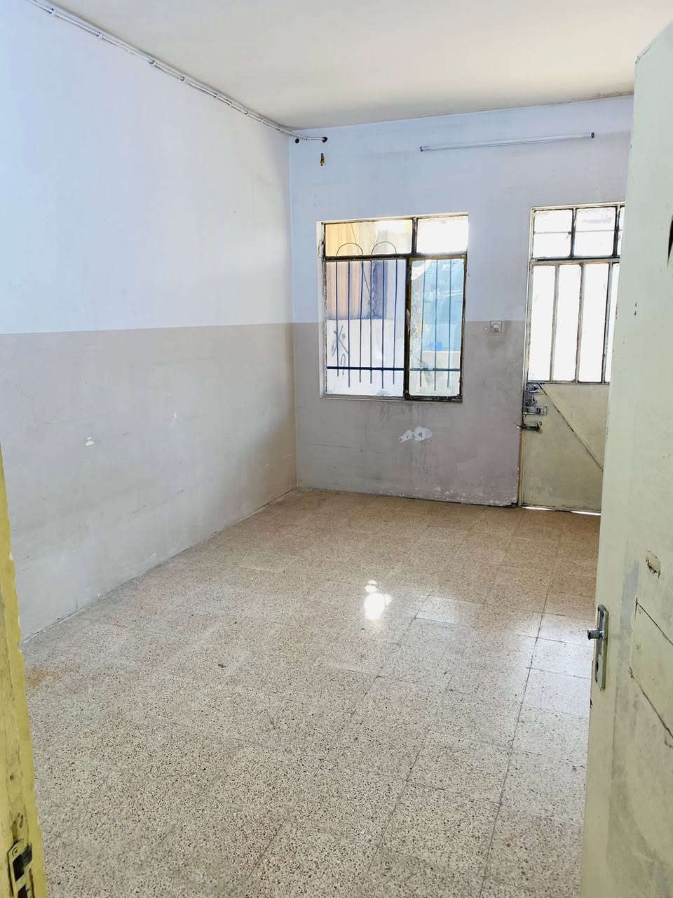 شقة للايجار طابق ثاني ركن تقع على شارعين شارع 15م شروق المساحة200م تقريباً حي الرفاق قرب جامع الروضة المحمدية  
200م تقريباً حي الرفاق قرب جامع الروضة المحمدية
للأستفسار
 ***********
