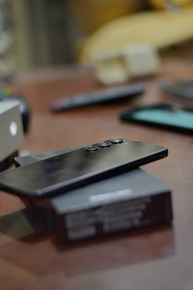 السلام عليكم اخوان 
عندي  سامسونج كلكسي اس ٢٣ بلس جهاز نضيف كلش يعني من اول ما جبته غلفته لزكه جيلاتين للظهر والجوانب واكيد للشاشه همين يعني جهاز كلش نضيف واستخدمه قليل ومكفول من كلشي جهاز يخبل الله شاهد ما يخسر الي ياخذه 
جهاز ذكرته ٢٥٦ 
وشريحة وحده ويأخذ شريحه إلكترونية الجهاز أمريكي اصلي بس شرط مو مال باله مثل الي موجود بل سوك يكون مفتوح اني جهازي صديقي مشترية من امريكا يعني مو باله وياه كارتونه فقط وشرط مطابق جهاز للبيع فقط 
مكاني بغداد البلديات وما عندي توصيل
سعره ٤٩٠ الف 
*********** بغداد, العراق
