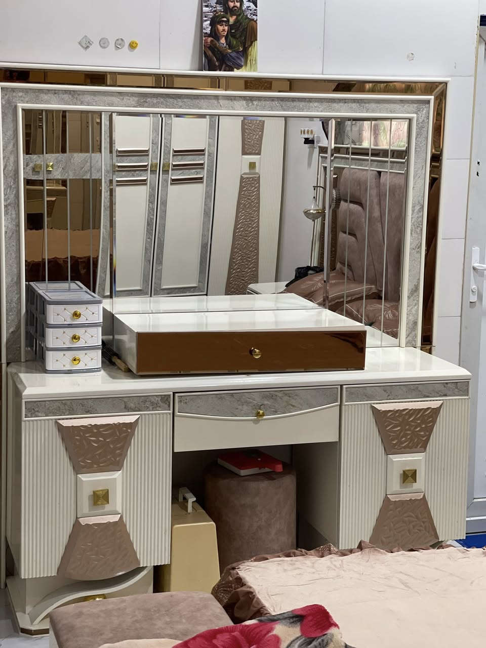 غرفه جديده وفخمه 

الغرفه نضيفه مثل ما واضح بالصوره مرتبه ونضيفه والقطع كلهن موجودات وبحاله جيده تركيا الغرفه الي حاب يشتري يتفضل وتساب ***********
