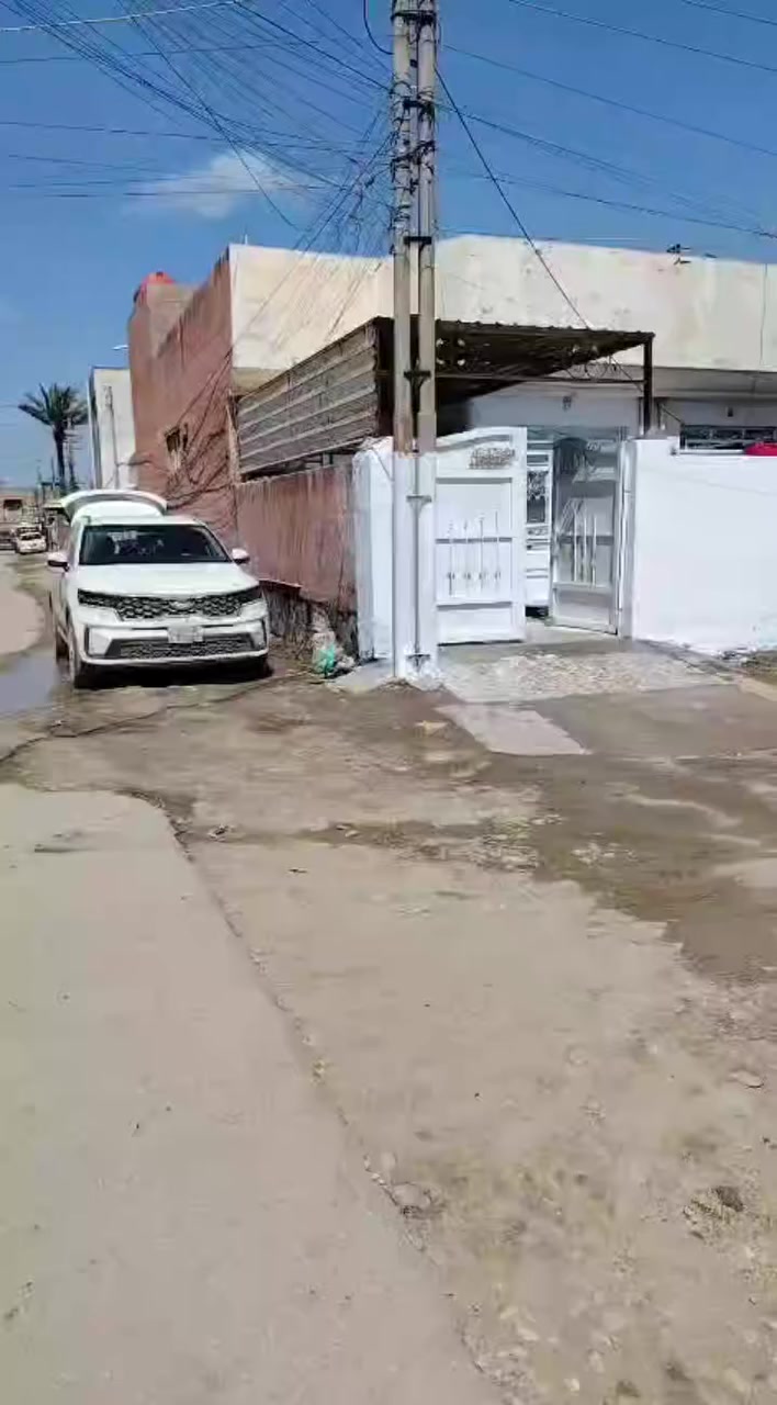 السلام عليكم اخوان بيت للبيع في ابي غرق حي الجواد قرب جامع المتقين طابقين طابو صرف ركن المساحه 130متر يتكون من استقبال ومطبخ وهول وغرفه وصحيات داخليه والطابق الثاني غرفه فقط البيت بناء بلوك مطلوب مبادره تسديد شهر 370 الف 
السعر المطلوب 40 مليون من غير الطلب 
***********
*********** ابو علاء
