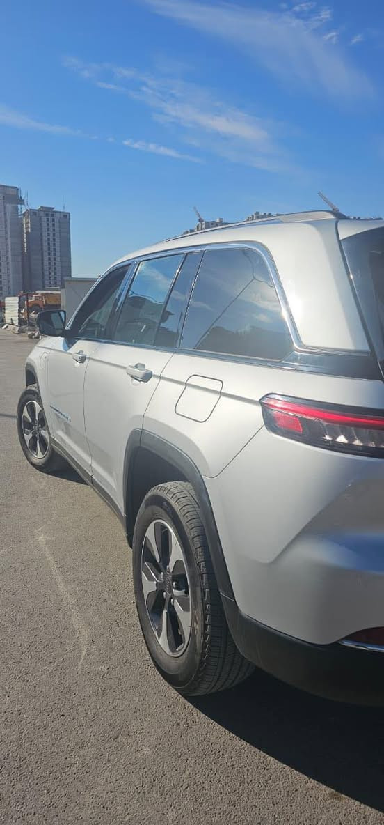 جيب كراند شيروكي موديل 24 هايبرد بلك ان5 راكب
وارد امريكي فول مواصفات ان 3 شاشات
السياره حادثها موضح بالصور والفيديو  ضربة بسيطة كلش فقط تبديل بنيد ومصبوغ بدون ايرباك و بدون جاملغ بدون  لغد والباقي كفاله عامه وكله على بلادي 

‏ Grand Cherokee limited 4Xe 2024 2.0L 
رقم بغداد بسمي تحويل ثاني يوم 
ماشية 35 الف كليو متر
🟫 حجم المحرك ٢٠٠٠ تيربو جارج ٣٧٥ حصان مع محرك الكهرباء  
نظام الشحن : الشحنة الوحدة تمشيك ٤٥ كيلو بدون بانزين نهائيا 
داخل السياره لون اسود جلد 
🔴محرك تيربو + هايبرد + بلك ان  3 انظمة السائق يختار 
🔴 حساسات خلفية
🔴 ‏‎حساسات جانبيه بالمري
🔴 خمسة راكب 
🔴 رادار 360 درجة
🔴  تحديد مسار   
🔴  تبريد قطعتين
🔴 ثلاث انضمة قيادة 
🔴 بانوراما 
🔴 دفع رباعي. 
🔴 كير ماوس مع وضعيات القياده المختلفه للجبال والطرق الوعره والرمال والطين
🔴 شفتات ستيرن 
🔴 هاند بريك بصمه 
🔴مقود جلد + تدفئة 
مواصفات 
1️⃣ لايتات لد 
2️⃣ هيترات في الكشن الربعه
3️⃣ شاشات عدد3
4️⃣ كراسي خزن ميموري  
5️⃣ سستم صوت ALPINEو دمام خلفي بلادي 
6️⃣ تشغيل عن بعد
7️⃣ نظام محاكاة العجلة الذكي 
8️⃣ نظام ملاحة 
9️⃣ نظام قيادة ذاتية بريك امامي خلفي اوتو (توقف ذاتي 
والسياره نظيفه معنى الكلمه
السعر 330ورقه وبيها مجال 
مكاني بغداد ***********
