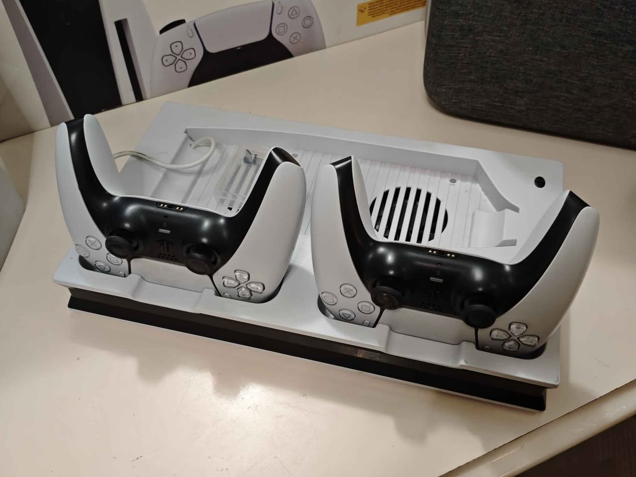 السلام عليكم ...
بلي 5 نظافة 99% مستعمل قليل كلش ذاكرته 1 تيرا وياه جوستك اضافي اصلي مو كوبي جوستك اصلي سوني ووياه ستاند حامل للجهاز وهم شاحن مغناطيسي للجوستكات ووياه جنطة سوني الاصلية كل هاي التجميعة ب600 الف قفل مكاني بغداد الغزالية للعلم الجهاز جديد بمعنى الكلمة هو واليدات مابيهن لا عطل ولا تصليح برغي مامفتوح بي الجهاز افحص وين ماتريد الي يحب يتواصل *********** بغداد, العراق
