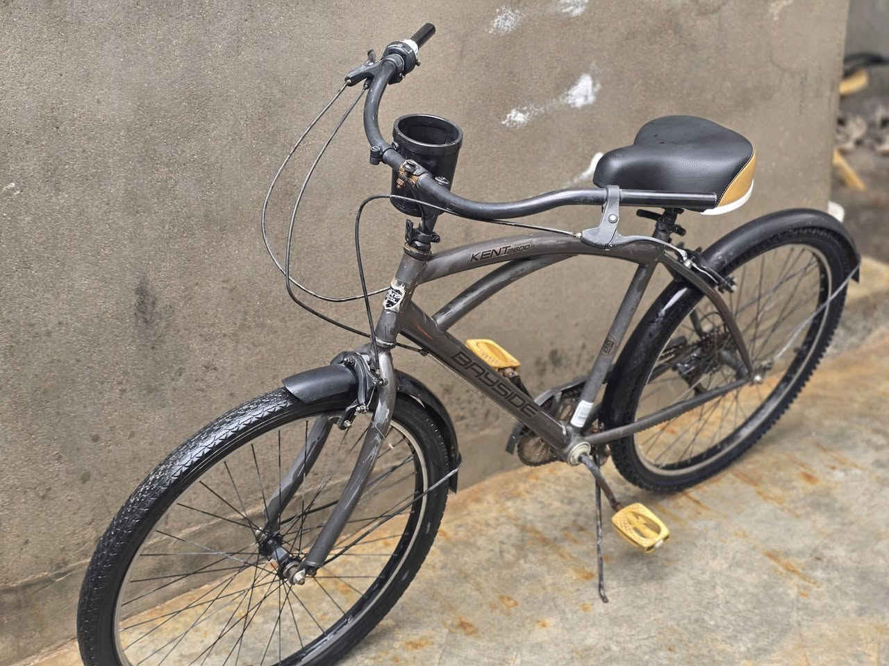 بايسكل Bayside للبيع - نظافة فوك الممتاز
للبيع بايسكل Bayside أصلي، الدراجة ماشاء الله جهرتها حلوة ونازكة، وشغالة لوز.
مواصفات الدراجة:
الإطار (الفريم): ألمنيوم خفيف الوزن وتصميم مقوس (Cruiser) مريح جداً بالركبة.
الكير: نظام سرعات Shimano أصلي، التحويل ماله ناعم وسريع.
الملحقات: يحتوي على قمامة (طينيات) أمامية وخلفية للحماية من المي والطين، وحافظة زنجير كاملة.
الراحة: الكشن عريض ومريح (سبرنكات)، ومسند (جك) خلفي قوي.
الإضافات: دواسّات صفراء مميزة، وحاملة بطل ماي أو غراض مثبتة على الستيرن.
الحالة: البايسكل نظيف جداً، التايرات بحالة ممتازة والبريكات قوية، يعني تصعد وتوكل على الله ما يحتاج أي صرف.
السعر: 125 ألف 💰
📍الموقع: ديالي - خانقين
ملاحظة: بي مجال بسيط للشراي الطيب.
للتواصل والاستفسار فقط على الرقم: [***********]
