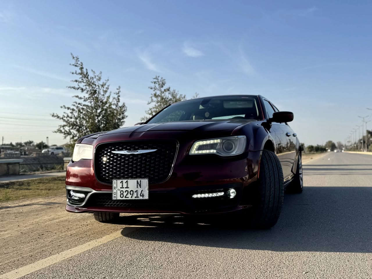 Chrysler c300 
​✅ تفاصيل السيارة:
​الموديل: 2018.
​اللون: كرزي (Deep Cherry) .
رقم بغداد أنگليزي ب أسمي ‏( تحويل مباشر ‏) 
​المواصفات: نص فول 
​الممشى: 147 ألف ميل 
الحادث فقط بنيد وبالعراق صار جاملغ امامي ‏( يعني قطعتين ‏) بدون دواخل
​✨ المواصفات :
​شاشة كبيرة و كامرا خلفية دوارة.
​كراسي جلد (كهرباء) تدفئة .
​بصمة تشغيل وبصمة أبواب .
​تشغيل عن بُعد (Remote Start).
​تحكم ستيرن كامل + مثبت سرعة.
منظومة ​إنارة LED نهارية مع عدسات زينون وكالة.
​🛠️ الحالة الفنية:
​محرك وگير وجاهزية تامة ، تبريد ثلج .
​نظافة داخلية وخارجية واضحة بالصور.

​💰 السعر: 230$ وبيها مجال  

📍 المكان: [بابل جبلة ].
📞 للتواصل والاستفسار: [ *********** ].
​ملاحظة: السيارة استخدام شخصي مال جناي ما مشتغلة خط
