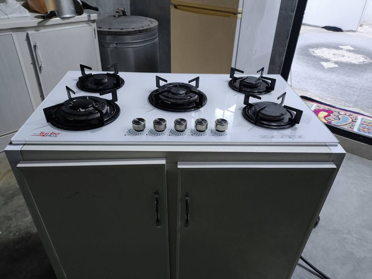 قاپ شۆری سارای ئەسڵی دوو متر شتی جوان و نمونە هەر لۆک لۆکە
تەباخێ فلات و ژێرەکەی لەگەڵ ئەو چوار تاکە بۆ فرۆشتن 
***********
