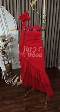 فستان سهرة أنيق، متوفر بثلاثة ألوان: الزهري، الأحمر، والزيتوني. يتميز ...