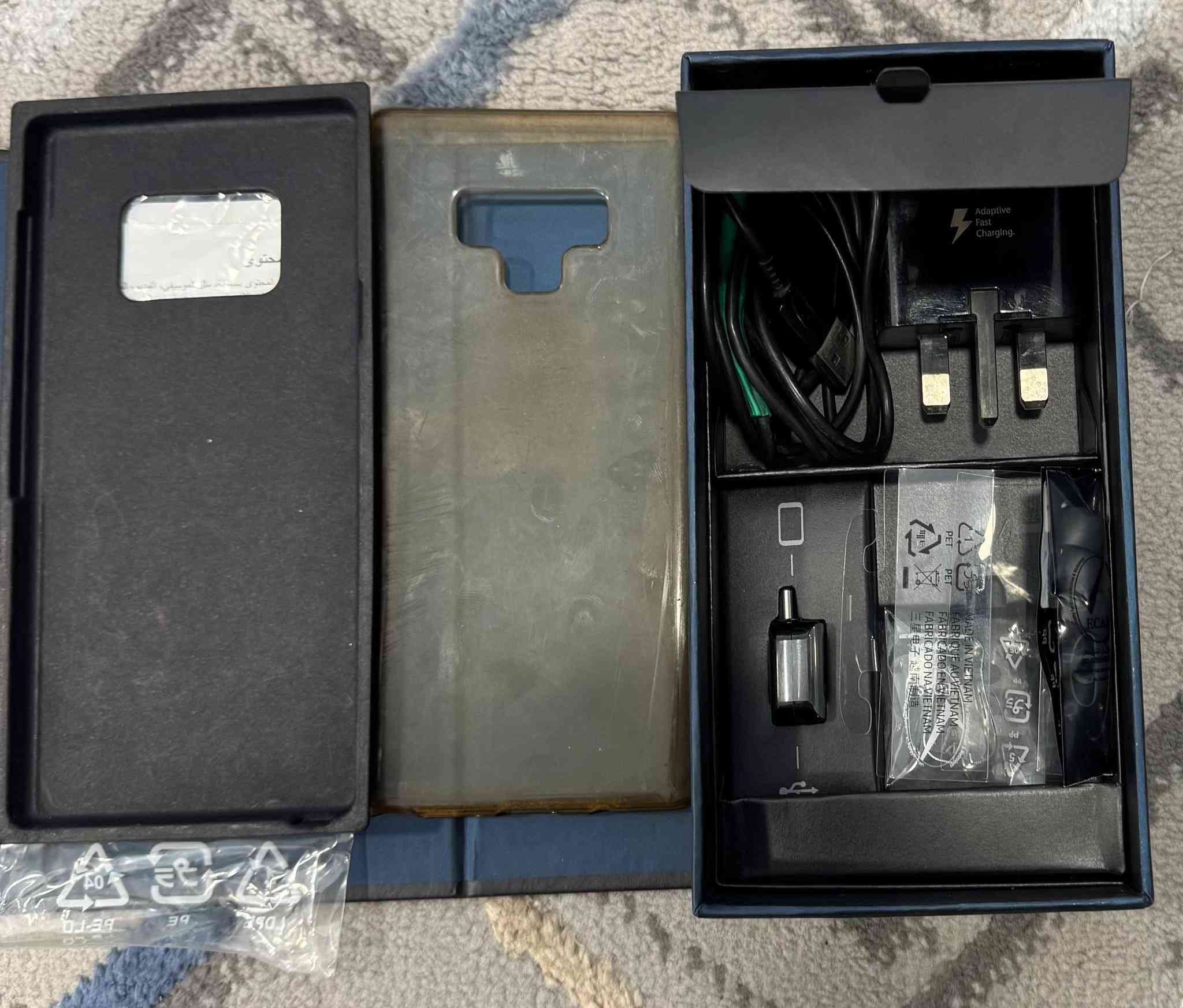 سلام عليكم 
نوت 9 للبيع
كامل ملحقات 
كارتونه+شاحنه أصلية مال جهاز +كفر مال جهاز
شاشة أصلية مكفول من كل شي وين ما تريد أخذه افحصة 
ماعدا ظربة الظهر موضحة بصورة فقط بقية نظيف جدا 
سعر 225الف بي مجال
مكان/بغداد-الشعلة
واتساب/***********
