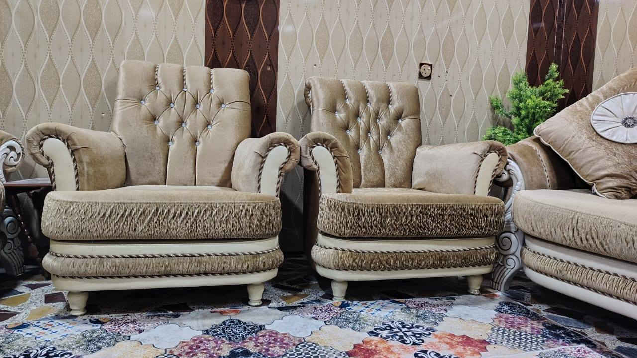 طخم للبيع مستعجل 
قطعتين كبار 

وحده وسط 

وثنين صغار 

كوشات 3كبار +3صغار 

وياهم طابوريه
للستفسار تواصل عن سعر خاص 
او رقم ***********
