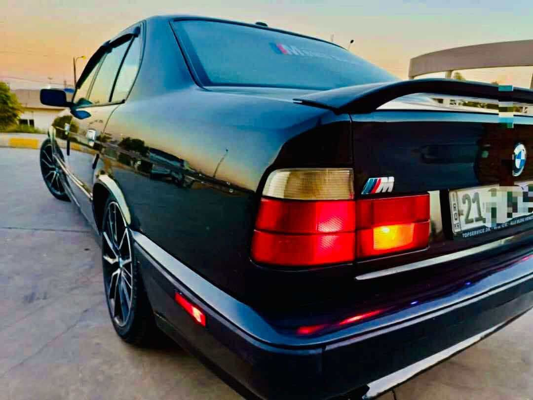 BMW موديل 92 525 
سيارة كاملة
مسجل دمام أستريو 
لايت زنون وكالة 
لدات امامي 
كهربائية كله فول خير من الله. 
داخل جلد بلاد 
حدادية جديده شرط. 
مكينه خير من الله لا تبخير لا تنقيص. 
دهن جديد وكالة دهن كير جديد 
تبريد منضومه جديده ثلج فان كولش قوي 
بس وكف عندي الكمبريسر فقط
ويل بي ام مديل 19 
صدر حداديه إدامة كاملة. 
السياره خير من الله رقمه سليمانية 
دولي باسمي 

تريد تحويل تريد وكاله 
رقم تليفون ***********

واتساب. ***********
