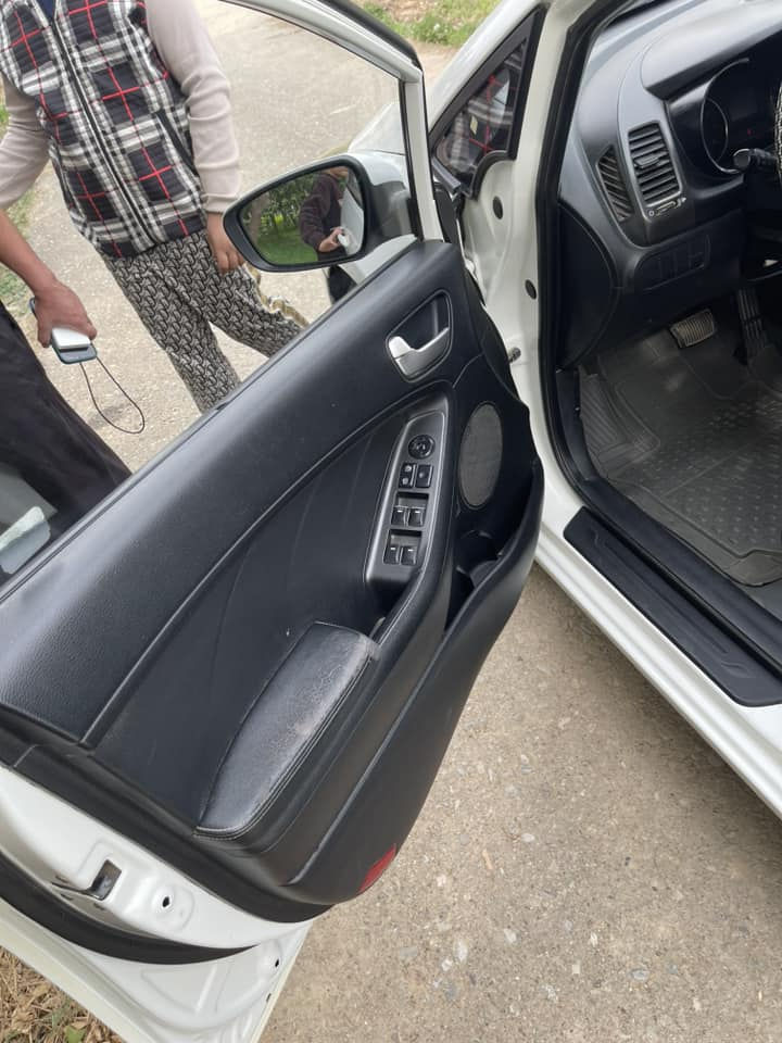 سلام عليكم كيا سيراتو للبيع موديل 2014 السياره ماشيه 254 الف لسياره كفاله من الصبغ والتبديل سياره بيه فقط باب بارد و شخط باب السايق والوره السايق مضروب اساس فقط سياره مواصفات عاديه تحكم ستيرن والداخل اسود لايت زنون عالي ناصي شاشه بلوتوث السياره كير والمحرك والتبريد كفاله من الشركه مكان السياره المدائن الورديه السعر 110 وبيه مجال بسيط ) رقم الهاتف ***********
