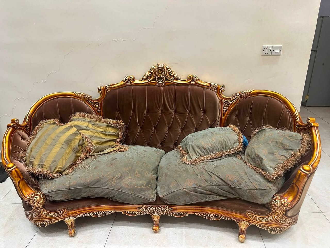 🏡 للبيع طقم دمياطي مصري فاخر

يتكون من:

* 3 قنفات 
*2 كرسيين

✅ خشب دمياطي مصري أصلي.
✅ تصميم كلاسيكي فاخر ومتين.
✅ يحتاج تغيير دوشمة فقط.

💰 السعر: 900,000 دينار عراقي
📌 السعر قابل للتفاوض بالمعقول.

للجادين فقط، التواصل على الخاص
***********
