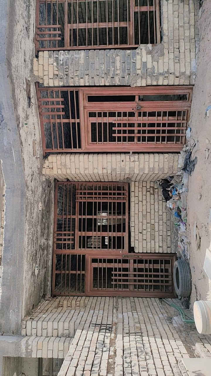 السلام عليكم بيت بالزعفرانيه الزراعي سعيده خلف جامع الكيلاني 150 متر مبني طابق ونص باقي له ارضيه وجدران لبخ مي ومجاري وكهرباء مؤسس للبيع والاستفسار اتصل على هذا الرقم سعره 75 مليون وبي مجال  سنه 25  (***********) (***********)
