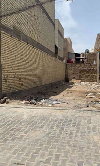 للبيع 🏬قطعة مساحتها ٩٩ متر مربع العرض ٥.٥ متر والنزال ١٨ متر الموقع ال...