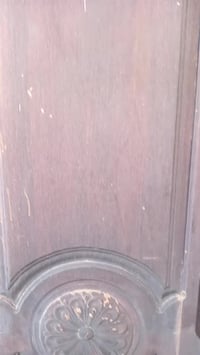 باب خشب • ثقيل • يحتاج صبغ