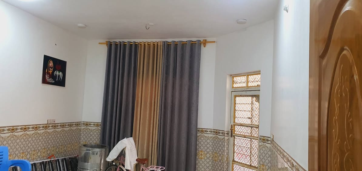 البيت البيع شارع المعاره قرب محمد كامل بيعد عني الشارع العام 40 متر مساحة البيت 217 البيت مكون من عرفتين  وحده من الغرف سويت وصاله وستقبال وصحيات دخليه واخارجيه مطبخ حار بارد ومطبخ سطح شتاكر البيت جاهز الستفسار مراسله علئ واتساب او تصل بل رقم ***********
