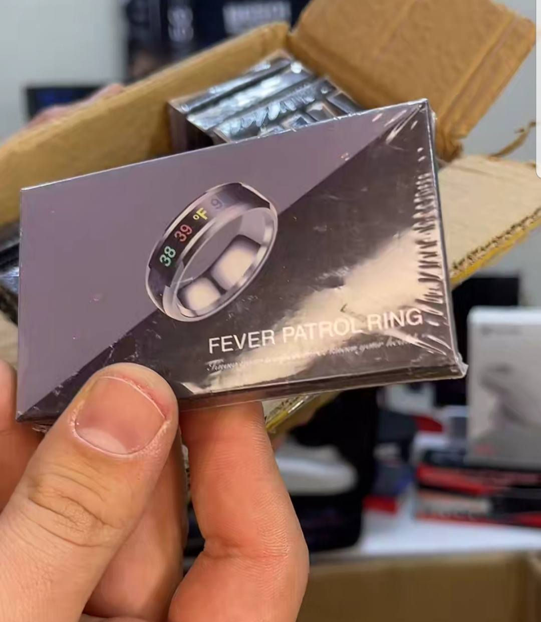 السعر 15 الف دينار 
Fever Patrol Ring، خاتم ذكي مصمم لمراقبة درجة حرارة الجسم في الوقت الفعلي.
1
المميزات والمواصفات:

قياس درجة الحرارة: يحتوي الخاتم على مستشعر حراري يعرض درجة حرارة الجسم على الجزء الأسود من الخاتم بعد ارتدائه لمدة تتراوح بين 20 إلى 30 ثانية.

المواد: يُصنع عادةً من الفولاذ المقاوم للصدأ (ستانلس ستيل) أو التيتانيوم، مما يجعله مقاوماً للصدأ والتشوه.

التصميم: يتميز بتصميم مريح ومناسب للرجال والنساء، ويتوفر بمقاسات وألوان مختلفة (مثل الفضي، الأسود، والذهبي).
العرض: تظهر الأرقام بألوان مختلفة تعكس تغيرات درجة الحرارة، وتكون القراءة إما بالسيلزيوس (°C) أو الفهرنهايت (°F) حسب الإصدار. 

معلومات إضافية:
يعمل الخاتم كميزان حرارة محمول لا يحتاج إلى بطاريات في بعض الموديلات البسيطة، حيث يعتمد على التفاعل الفيزيائي مع حرارة الجلد.
يُستخدم أحياناً كـ "خاتم للمزاج" نظراً لتغير ألوانه مع تغير درجة حرارة الجسم.


**إذا كنت صاحب هذا الإعلان وتريد حذفه لأي سبب، رجاءا أرسل رسالة إلى الدعم الفني**