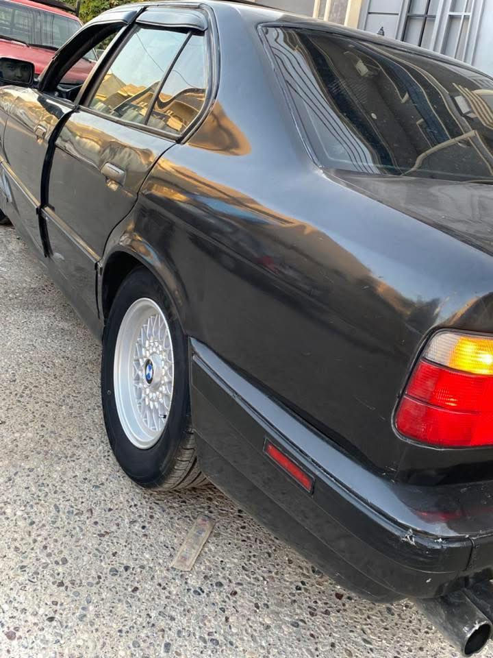 بي ام محرك كبس اصل 525 موديل 1992 رقمً نينوي هزة جديدة ل 2028 فتحةً سلايت جامات كهرب اربعة شغالة بيها ضربة بجم بسيطة محرك كير شرط طخم تايرات ويل جديد مكان السيارة نينوي لاستفسار على رقم ***********
