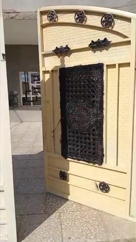 السلام عليكم بيت للبيع مساحه 200 متر عنوان الحميديه شارع سيد عوده بيت قاطين اربع غرف نوم تتوفر كافه الخدمات ماء وكهرباء ومجار وتبليط سعر مناسب.  ***********
