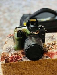 للبيع كاميرا Nikon D7200 احترافية وغنية عن التعريف، الكاميرا نظيفة جدا...