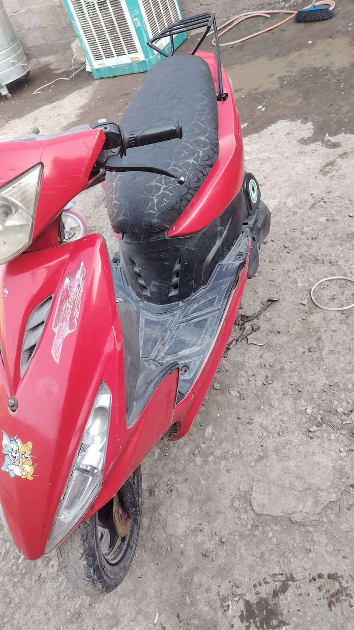 سلام عليكم ماكس مضلع للبيع  بلادي لا تبخير ولا تنقيص دراجه نقصه دبل امام وباتري سعر 450 وبيه مجال وذا اكو اربعه كير مراوس المكان بغداد  البياع رقم *********** متواجد واتساب
