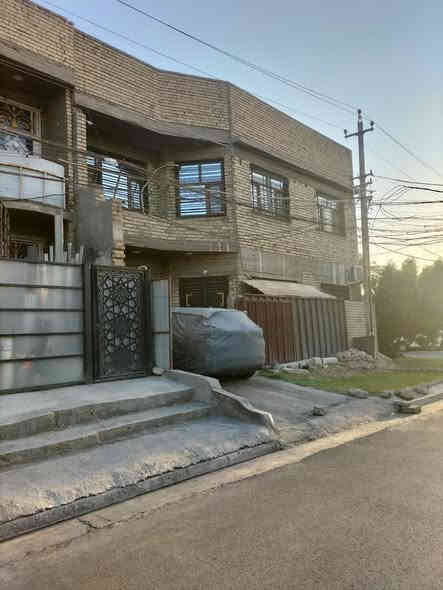 دار للبيع.موقع تجاري وركن وطابقين في حي الجامعه محله 627. قرب عمارة الجم ومدرسة الفكر. مساحته 112م والنزال 9.35 م بناء مسلح سنة 2017 يحتوي على 4 غرف وهول حولي ومطبخ وخدمات لكلا الطابقين . للاستفسار الاتصال على *********** صاحب الدار
