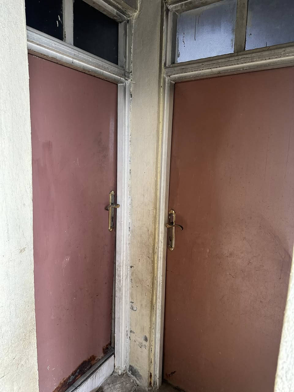 أبواب محلات شبابيك أبواب خشب وابواب حديد للبيع كلهم عنوان ايسر ***********
