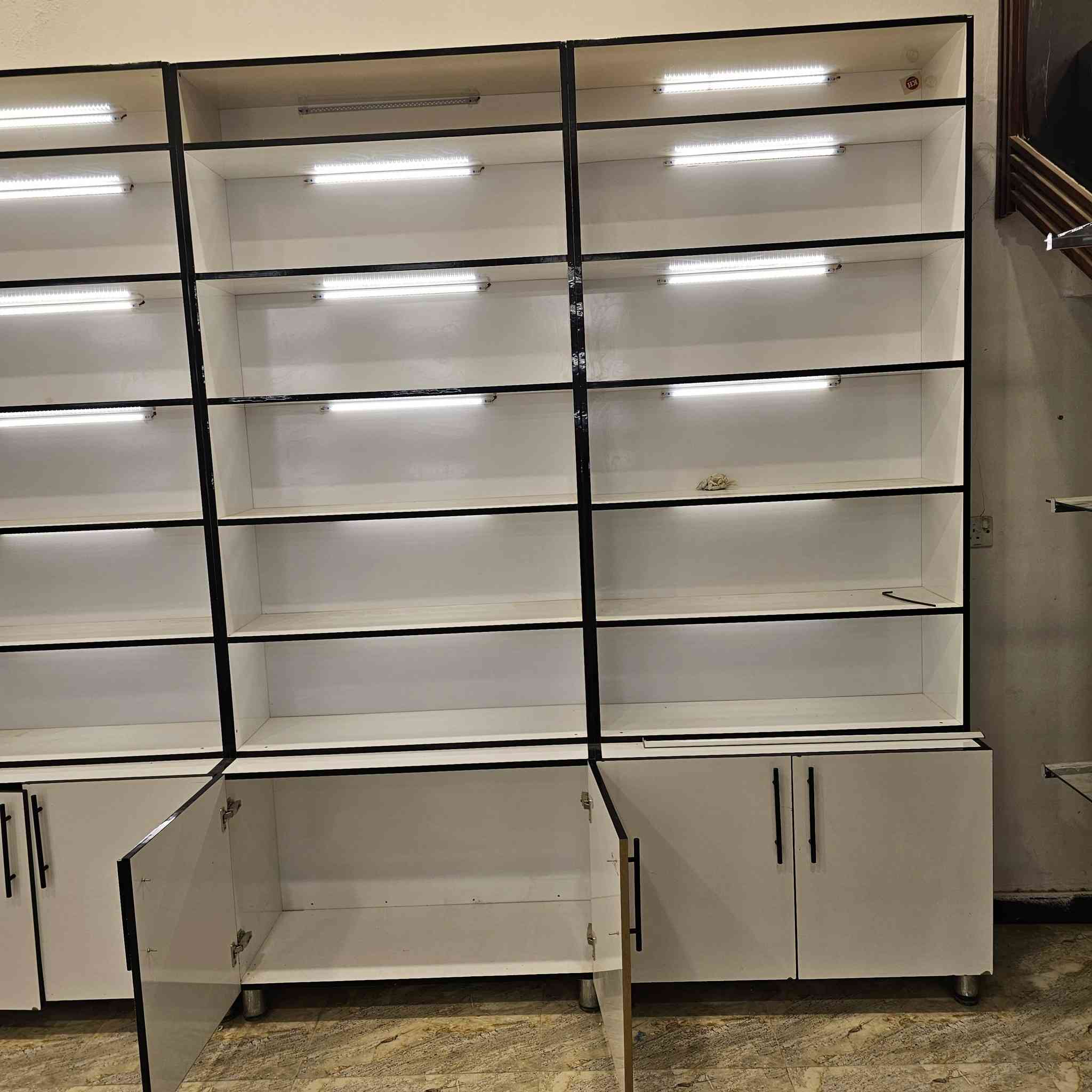 فاترينات خشب تركي
قياس طول 250 عرض 100

منطقة الفلاحية 

الرقم *********** او***********
