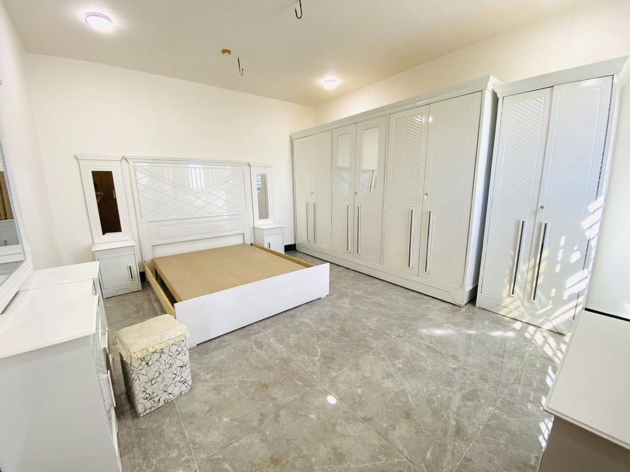 غرفه نوم نجاره عراقيه 8 قطع بسعار تنافسيه 
نوع الخشب كبس . وجه 6 ملم hdf 
                             داخل عادي 4 ملم 
         صبغ حراري (شذره)
مكونات الغرفه ؛
                     كنتور 6 باب 
                     زاويه 2 باب بارتفاع الكنتور 
                     ميز مرايه 
                     تاج جربايه 
                     كومدي جربايه تاج  عدد 2 
                     كومدي تلفاز 
                    طول الكنتور 3,20
                     ارتفاع الكنتور 240
                          ( يده سيبو خشب )
      مع كل غرفه هديه 
توفر شازلونه حسب الطلب 
توفر خدمة شد ونقل 
لمعرفه التفاصيل التواصل مع الصفحه
او على

‏‭0771 335 3142‬

*********** 

#غرف #نوم #عراقيه #اسعار #مناسبه 
#عروض #رمضان
