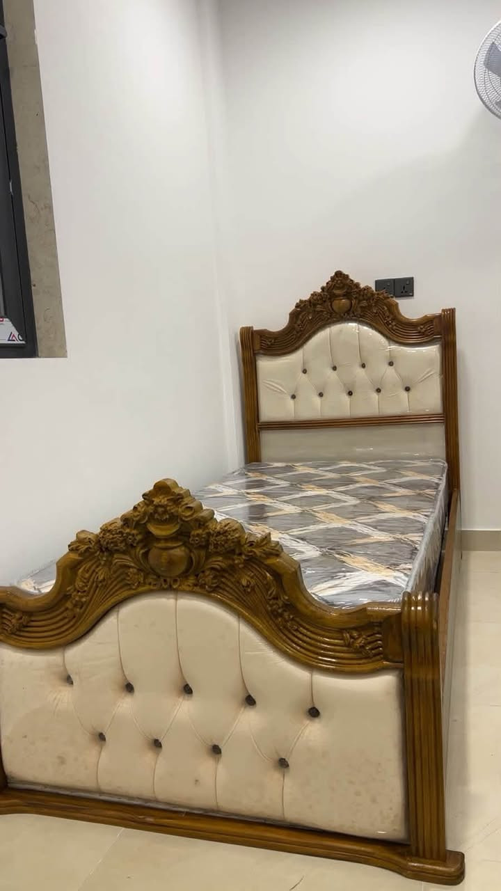 سرير زان مصري جديد نفر واحد راس عالي وراس ناصي ولبازيات السعر 110  / وذا ويه صوميه اتصير ١٥٠ /: ملاحضه ❓الغراض غير مستعمله للتواصل واتساب ***********
