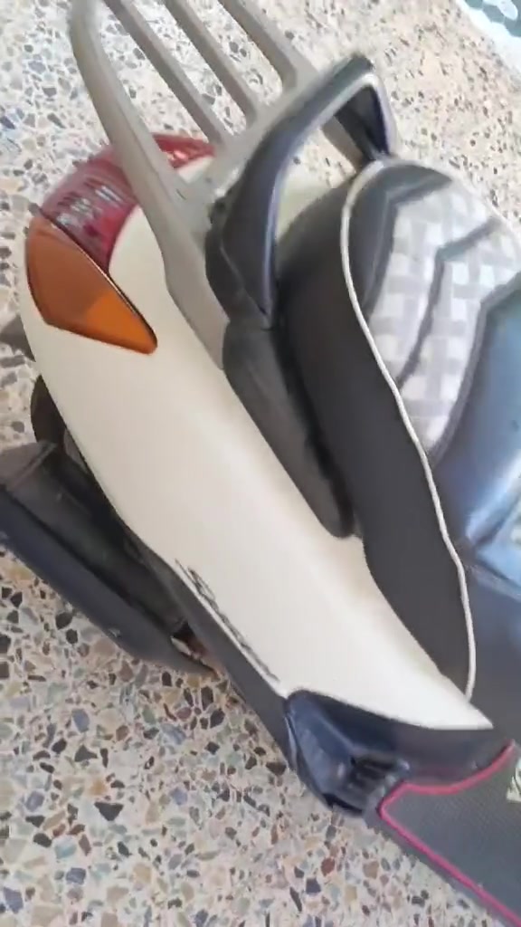 سلام عليكم دراجه سبيسي ياباني لبيع  دراجه نضيفه وناعمه فول كلها شغاله سلف هندر كهربايات قفل ستيرن شغال قفل جنطه شغال بس فلتت البوري مالته يعني بس تركبه تايرات جدد كفرات بلادي كابريتر بلادي اشاير ام لجرس لايت شغال دهن مبدله لبارحه  سعر اتصال ‏‪***********‬‏
