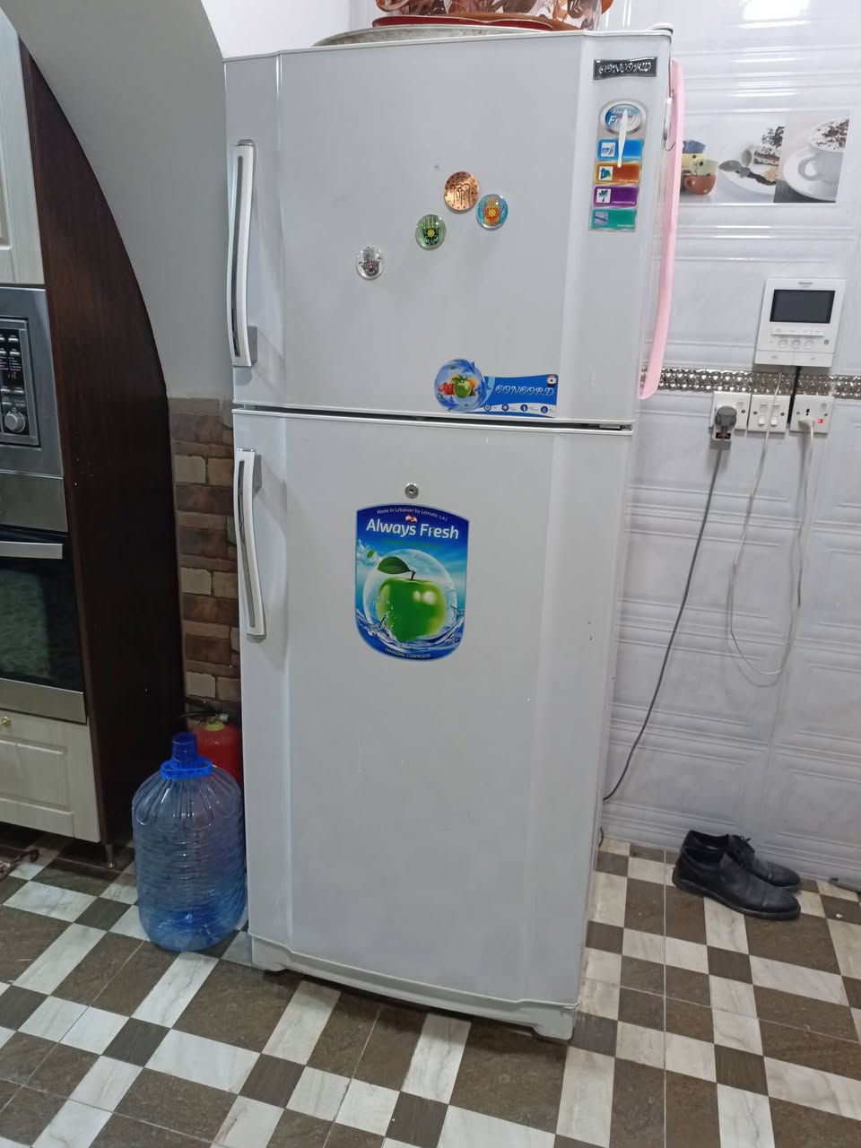 ثلاجة كبيرة مستعملة شغالة للبيع مستعجل ب 200 الف ارتفاع 1.8 متر 
الغزالية ***********
