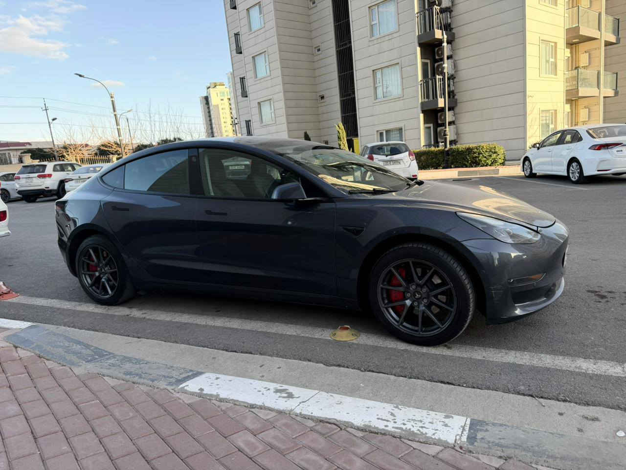 للبيع 
تسلا dual motor
سرفز مود شغال لحد 2033
يعني تكد تكنك ويا الشركة عن طريق الانترنيت 
تسوي ابديت للبرامج بلاش
ويا 3 كارت شركة
صبغ:
جاملغ خلفي صبغ بدون دواخل
و جاملغ امامي مبدل نفس اللون 
ماشي 50.000 كم
مكان السيارة سليمانية
سعر 165$
وياها نضام شحن كامل 
سريع و بطيء
*********** السليمانية, العراق
