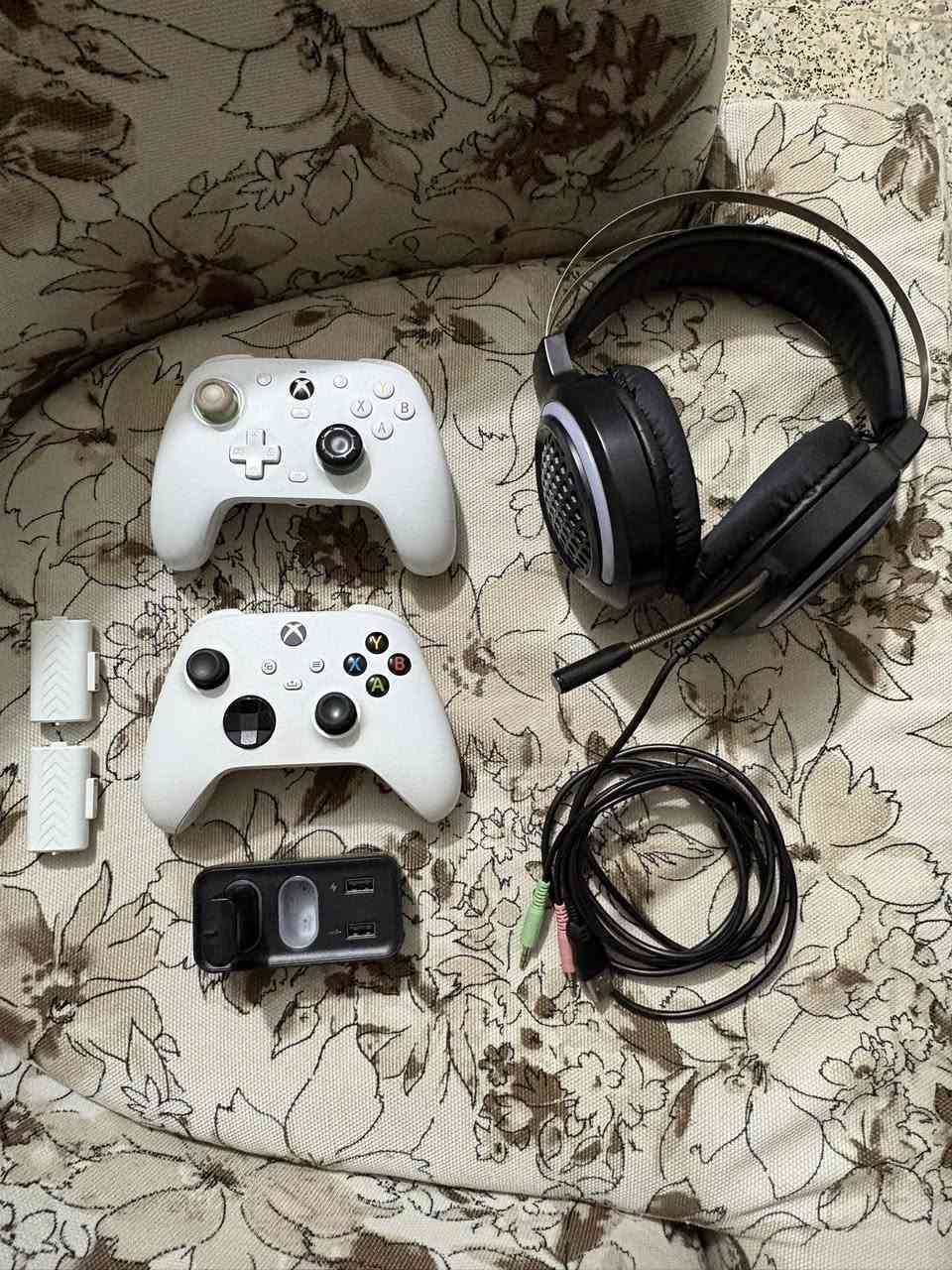 جهاز سيريس اس مستعمل قليل جداً مع كامل ملحقاته الاصلية بالاضافة الى شاشة من شركة بلاك ولف165HZ(FHD)مع فان تبريد من شركة دوبي ويد من كيم سير(g7) مع يوبي اس من بور ماكس التواصل

***********
