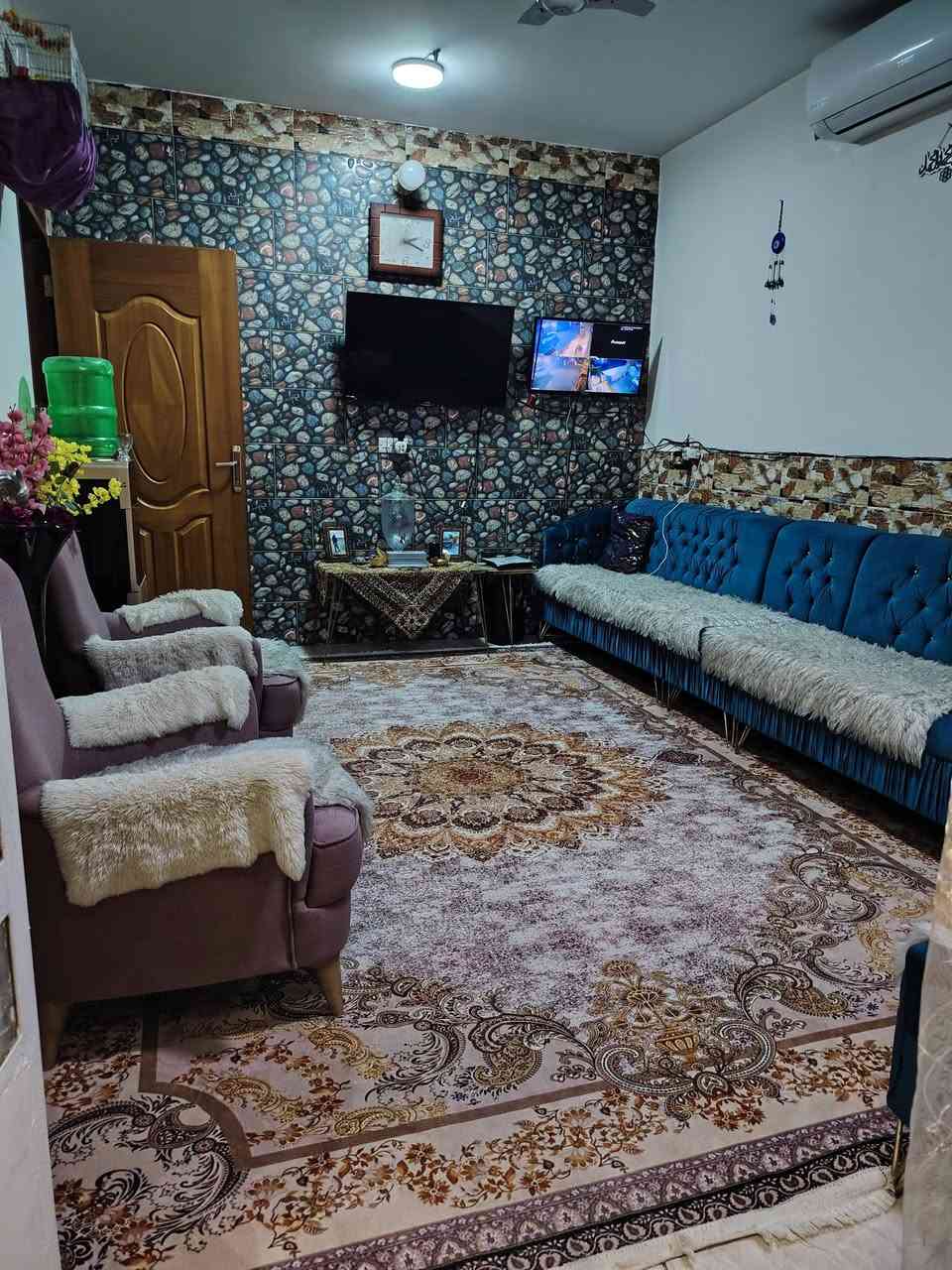 السلام عليكم بيت للبيع في الشعب حي البساتين شارع الشيخ منهل قرب قصابه الموسوي طابو زراعي سند 25 يحتوي على استقبال مطبخ ٢غرف نوم ٣خدمات منور خارجي مع سطحين خدمات كامله مي كهرباء تبليط للاستفسار الاتصال على الرقم *********** ابو شهد
