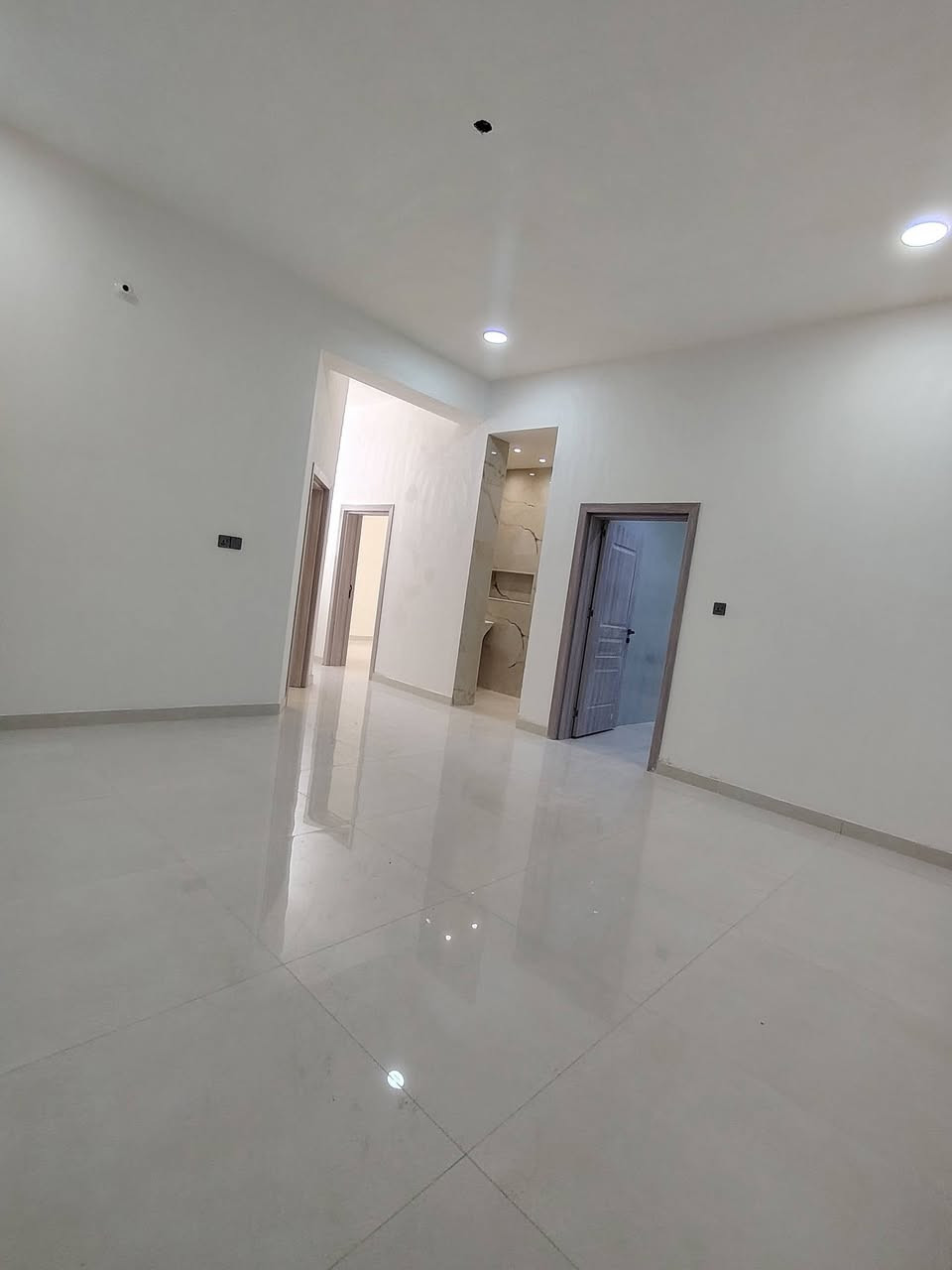 🏡 شقق للإيجار – حي الفرات / شارع الصب

✨ شقتان للإيجار، بناء حديث بتصميم عصري ومميز.

📐 مساحة كل شقة: 100 م²

🔹 المواصفات:

- غرفتا نوم
- صالة
- مطبخ
- مجمع صحي

❄️ نظام عزل حراري عالي الجودة، مما يجعل الشقة باردة حتى بدون تشغيل الكهرباء.

💧 كل شقة مجهزة بـ:

- ماطور ماء خاص
- كيزر
- تانكي ماء خاص

📞 للاستفسار والحجز، يرجى التواصل على الخاص أو الاتصال.***********
