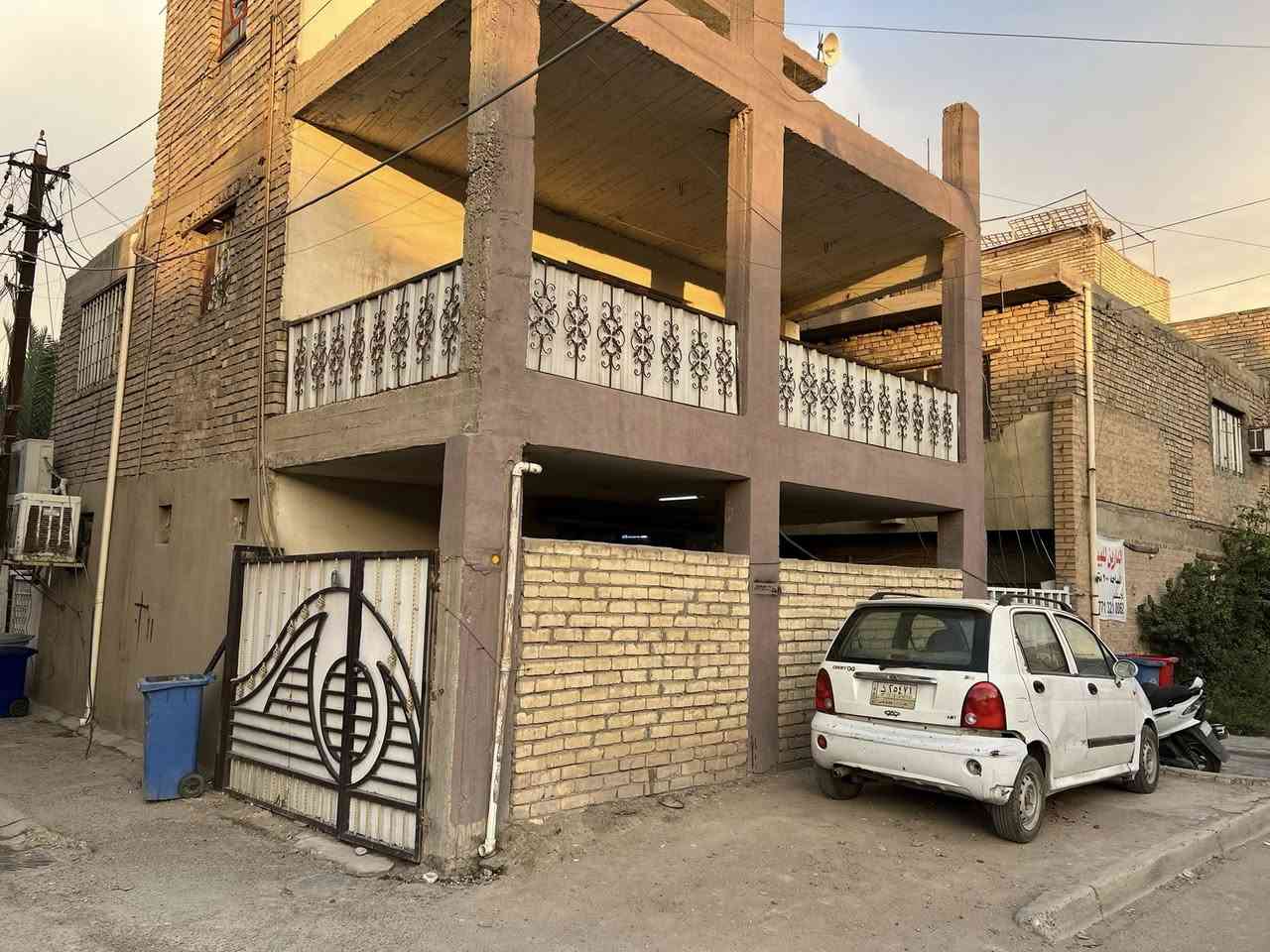 الدارين للبيع الماسحه 200 متر الواجه 20 النزال 10 البيت ركن  مقسوم ثنين  ينباع كامل موقعه قريب ع الشاع العام في منطقة البلديات دور العمال 9 نيسان قرب حسينيه اهل البيت مجاور محطة الفارابي للاستفسار اكثر االاتصال في *********** مكلف بالنشر
