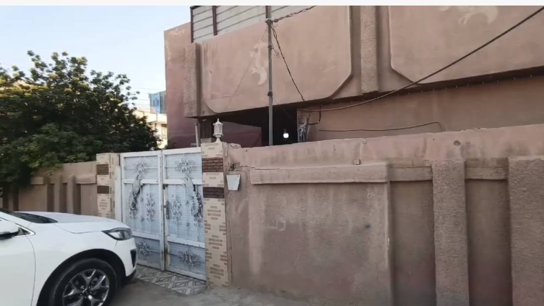 السلام عليكم الدار للبيع بناء قديم ركن  مساحه ٢٨٠ م حله حي الامير شارع الطب العدلي يبعد عن شارع نادر الرئيسي يبعد 500متر مجاور مدرسه المواهب  للاستفسار الاتصال ع الرقم التالي👇***********
