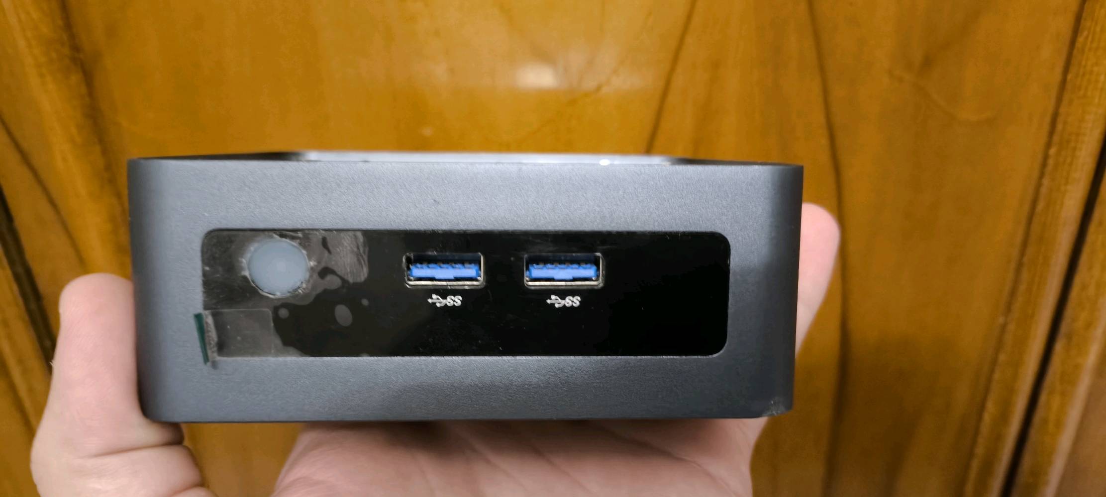 جهاز مني بيسي mini pc chateery an2p
معالج رايزن 5 جيل 5 
كرت شاشة amd vega 8
بدون رام 
بدون هارد 
الملحقات ادبتر التشغيل
ملاحظة الجهاز مشتغل مكتوب عليه يسحب كهرباء 19 فولت لكن لمن يربط على بور سبلاي يسحب 16 فولت الفني كال احتمال بي شورت بدائرة الكهرباء