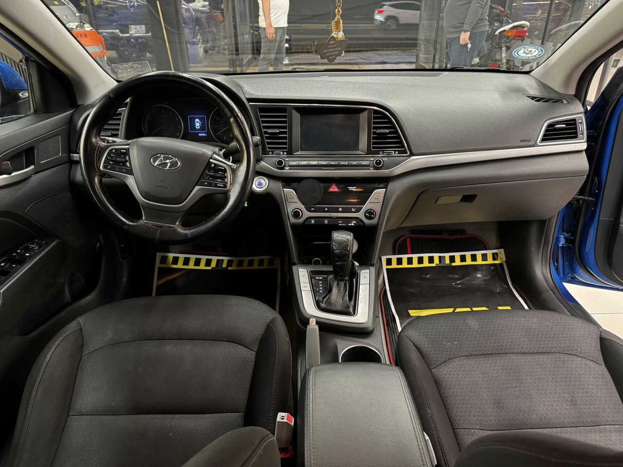 السلام عليكم 
هونداي  النترا  فئة Sportموديل 2017 
وارد امريكي  مكينة 2000 دوش
السيارة ماشيه 88000ميل
حادثها جاملغ الايمن الامامي وبنيد تبديل فقط اصلي نفس لون ليبل واحد 
 رقم بغداد بإسمي  شرط التحويل ( بيع فقط)
السيارة جاهزة مابيها اي نقص تخم تايرات وبطارية وصدر
جديد ترايها لاي مكان بالك 

المواصفات :
السيارة فول 
مفتاح ذكي (بصمة)
فتحة سقف 
شاشة دشبول
تحكم ستيرن جهتين
كامرة دوارة
تدفئة بالكشنات 
كشن السايق كهرباء 
شاشة كار بلي (carplay)
كروز سرعة 
الكير 3 انظمة ( Eco,sport,normal )
نظام رادرات  
6 كير
ويل كب 16 
للاستفسار عن السعر على رقم 
***********
