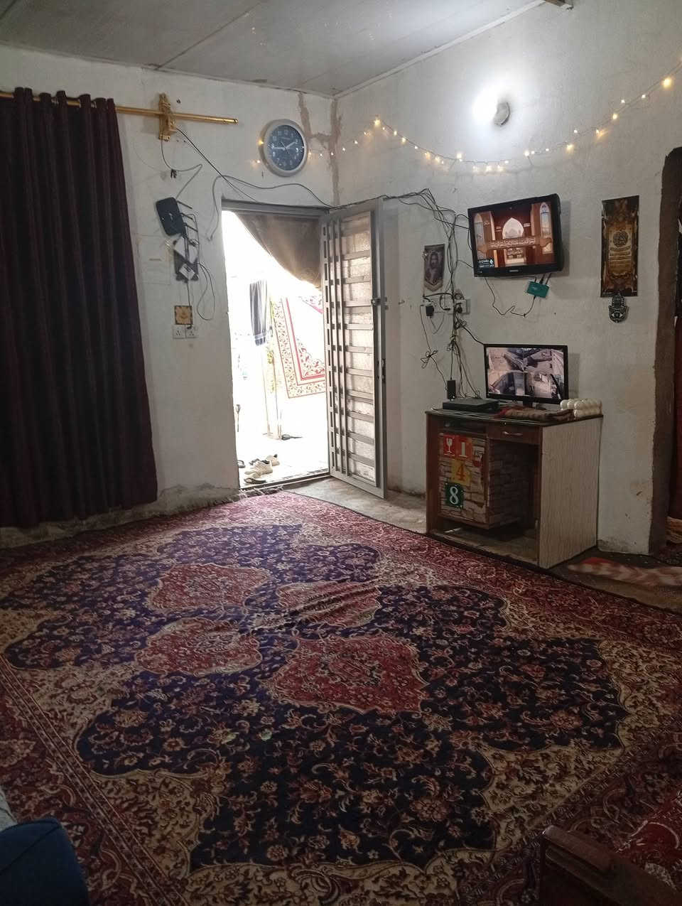 السلام عليكم بيت تجاوز مساحه 200بي غرفتين وصاله ومطبخ وحمام السقف سندوتج وبي مساحه كدام البيت هم ضمن البيت السعر 16وبي مجال ***********
