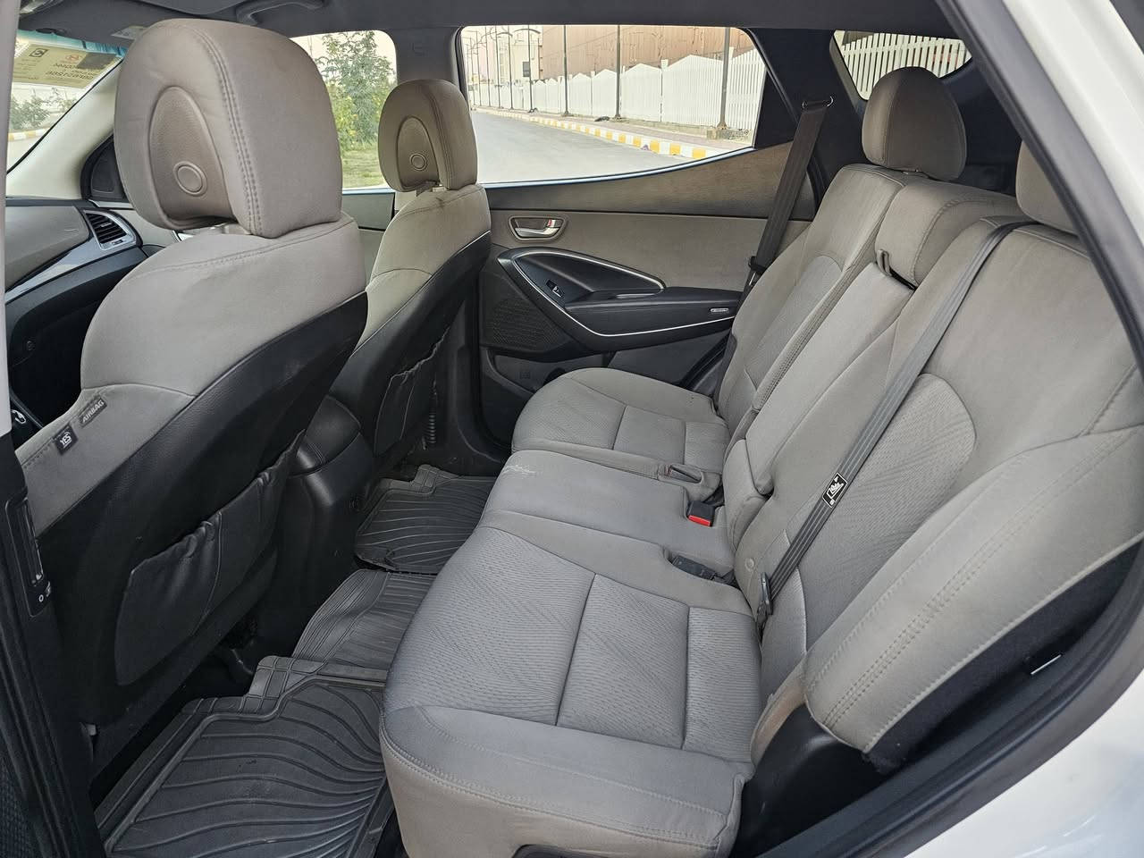 السلام عليكم سنتافيه ٢٠١٨ واردهه امريكي حادثهه بنيد فقط بدون بارد بدون فتح بدون صبق بدون دواخل ماشيه ٥٠ الف  بصمه كشن حار بارد تحويل ثاني يوم مكينه وكير  كلهه على وظع الشركه مكينه ٤ سلندر السعر ١٦٥ استفسار *********** مكاني ب الشطره
