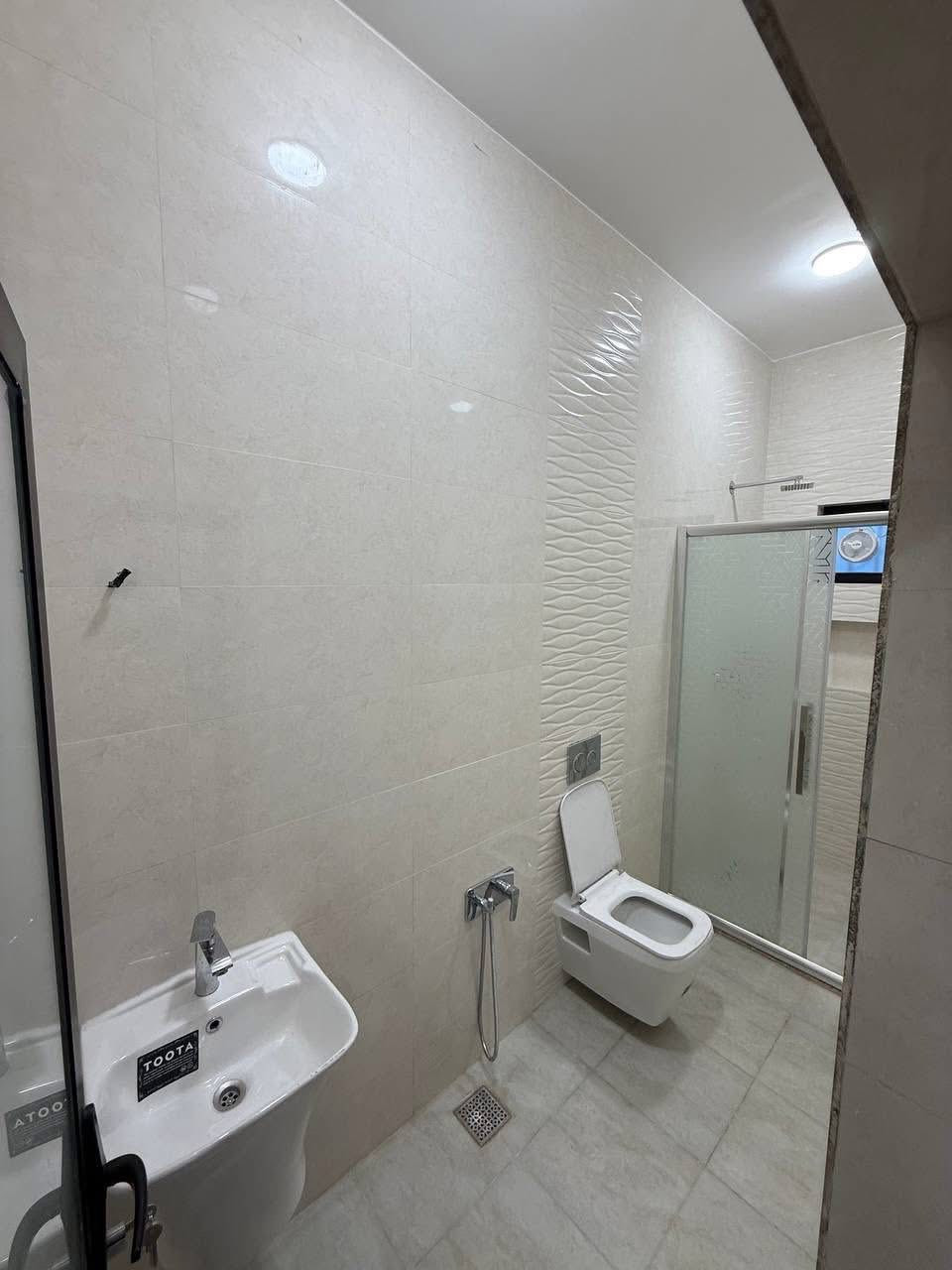 ⸻

🏠 مشتمل ركن للبيع – حي البنوك موقع مميز نافذ للأسواق الميثاق 

📍 الموقع: خلف مطعم هوم جكن
📐 المساحة:
 • المسجل: 63 م²
 • الواقع حال: 68 م²

🏗 بناء حديث

📏 الأبعاد:
 • الواجهة: 11.5 م
 • النزال: 5.80 م

🔹 تفاصيل العقار:

الطابق الأرضي:
 • مدخلين للبيت
 • مدخل استقبال مستقل
 • مدخل خاص للمطبخ
 • مطبخ
 • منور
 • حمام كبير

الطابق الأول:
 • غرفة نوم + حمام
 • غرفة قياس 4×4 مع خدمات

الطابق الثاني:
 • بيتونة كبيرة تصلح مخزن
 • سطحين واسعين (أمامي وخلفي)

✨ المشتمل ركن، موقع مميز، مناسب للسكن أو الاستثمار.

📞 للتواصل:
مكتب الصادق للعقار – البنوك
☎️ ***********
