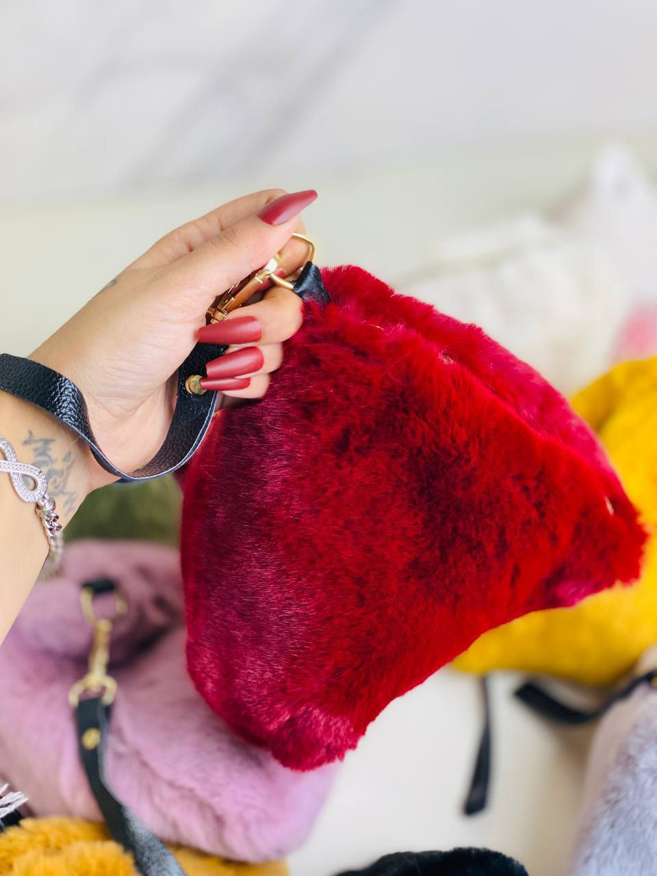 👛ترند الموسم👛

🎁حقيبة يد صغيرة من القماش الفرو 💸، مع سحاب ذهبي👛 وشريط يد أسود. 
 🔔مصنوعة من قماش خفيف الوزن ومتين

دزاين جديد لموسم 🎶2026
تركي درجة اولى 🇹🇷💯
كوالتي عالي جدا 👍♥️

🎁متوفرة ب 9 الوان 🎁

السعر ٨ الاف 

🚘يوجد خدمة توصيل لجميع محافظات العراق ٤ الاف🚘


**إذا كنت صاحب هذا الإعلان وتريد حذفه لأي سبب، رجاءا أرسل رسالة إلى الدعم الفني**