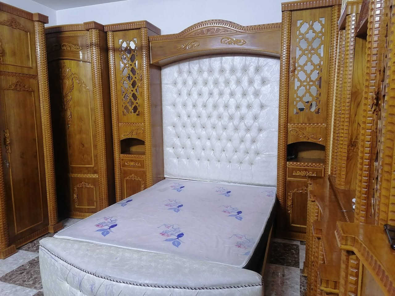 للبيع غرفه اخشاب فصال صاج 5ملم خارج داخل شرط السعر مليونين ***********
