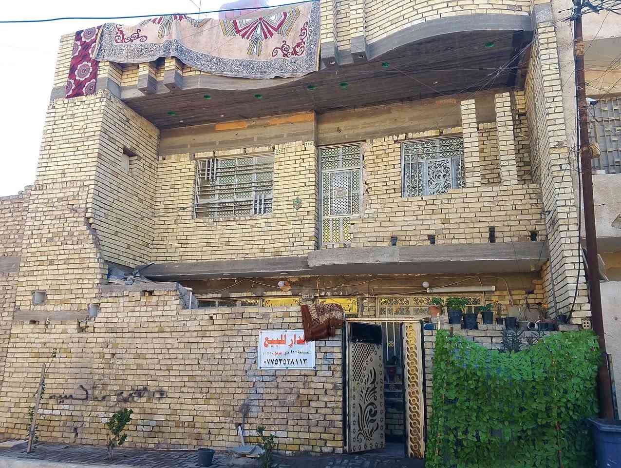 سلام عليكم
الدار للبيع
مساحة 100مربعة 10×10طابقين
استقبال +غرفة نوم+حولي +صحيات+مطبخ 
طابق ثاني غرفتين +حمام
عنوان حي اور قرب بانزين خانة علي دراجي
الاستفسار: ***********
