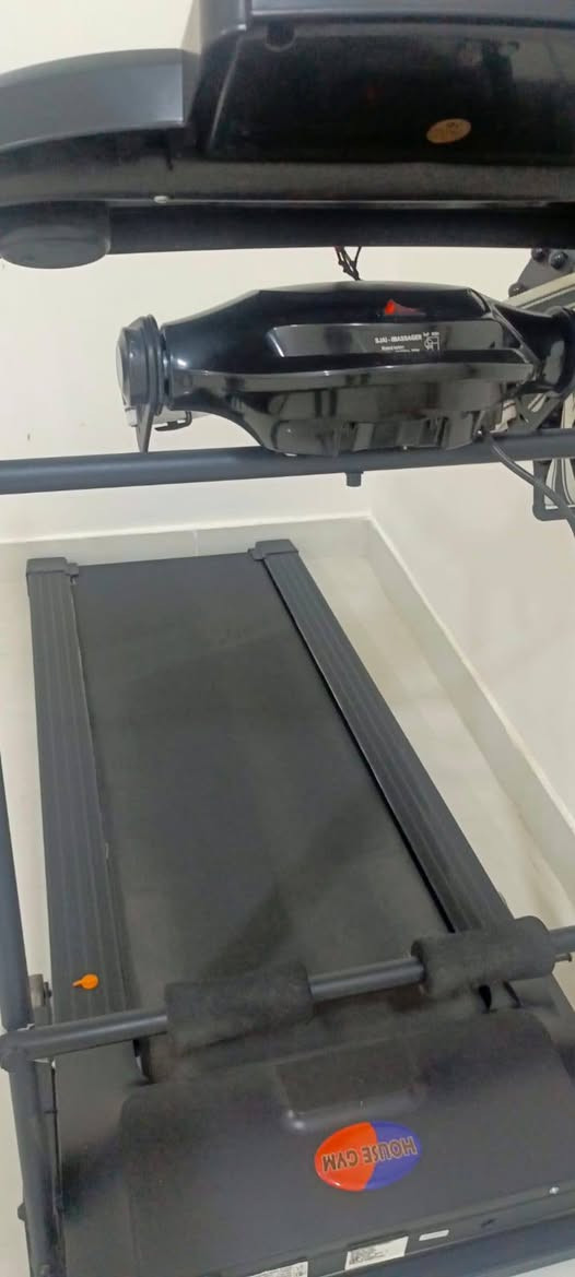 ( مستعمل استعمال قليل جداً - المكان بابل قرب المحكمة الجديدة) السعر 250وبي مجال قليل
جهاز سير كهربائي من إنتاج شركة YIJIAN، طراز DK-42AJ. 
 محرك تيار مستمر بمغناطيس دائم 
الطراز: 42AJ 
القوة: 2.0 حصان (HP)
الجهد الكهربائي: 180 فولت 
التيار: 3.2 أمبير 
السرعة: 4500 دورة في الدقيقة (RPM)
نطاق السرعة: من 0.8 إلى 12 كم/ساعة 
أقصى وزن للمستخدم: 120 كجم
مساحة الجري: تقريباً 1200 × 420 ملم.
المميزات الإضافية: مزود بنظام امتصاص صدمات (نوابض صفراء كبيرة في بعض الإصدارات) ونظام تزييت ذاتي. 
 المخصص لضمان طول عمر المحرك وتقليل الاحتكاك


**إذا كنت صاحب هذا الإعلان وتريد حذفه لأي سبب، رجاءا أرسل رسالة إلى الدعم الفني**