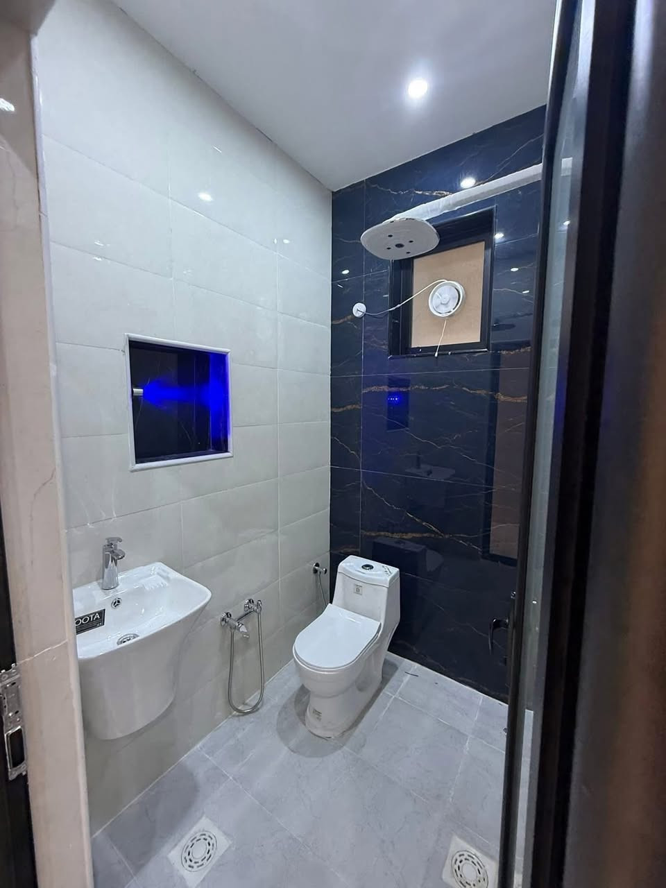 للايجار …..للايجار 
📍بيت للايجار 100م في حي الوفاء طابقين بناء حديث 

🔴يتكون من 3 غرف نوم 
🔴صاله 
🔴استقبال 
🔴مطبخ 
🔴حمامات 

🩸البيت بناء حديث على الخريطة الحديثه 

❇️للاستفسار مراجعة مكتب الغدير للعقار – حي السلام – شارع ابو الدجاج       *********** 📞
